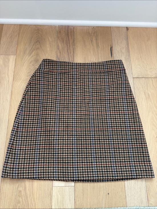J. Crew Dresses & Skirts - J. Crew Brown Houndstooth Mini Skirt with Subtle Blue & Red Threads